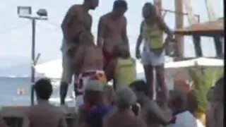 Блондинка в оточенні онлайн порно фільм натовпу негрів і трахкав на повну потужність