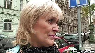 Милашка забита в усі діри на порно фільми на руском кастингу Вудмана