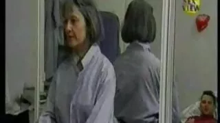 Спокуслива Ліза Роу порно фільми бесплатно розсовує ноги перед чорним хлопцем