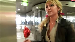 Грудаста грудаста блондинка лиже анус свого коханця під прно фільми час розіграшів